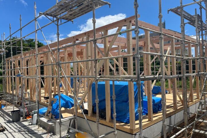 沖縄県金武町K様邸　建て方工事の様子です